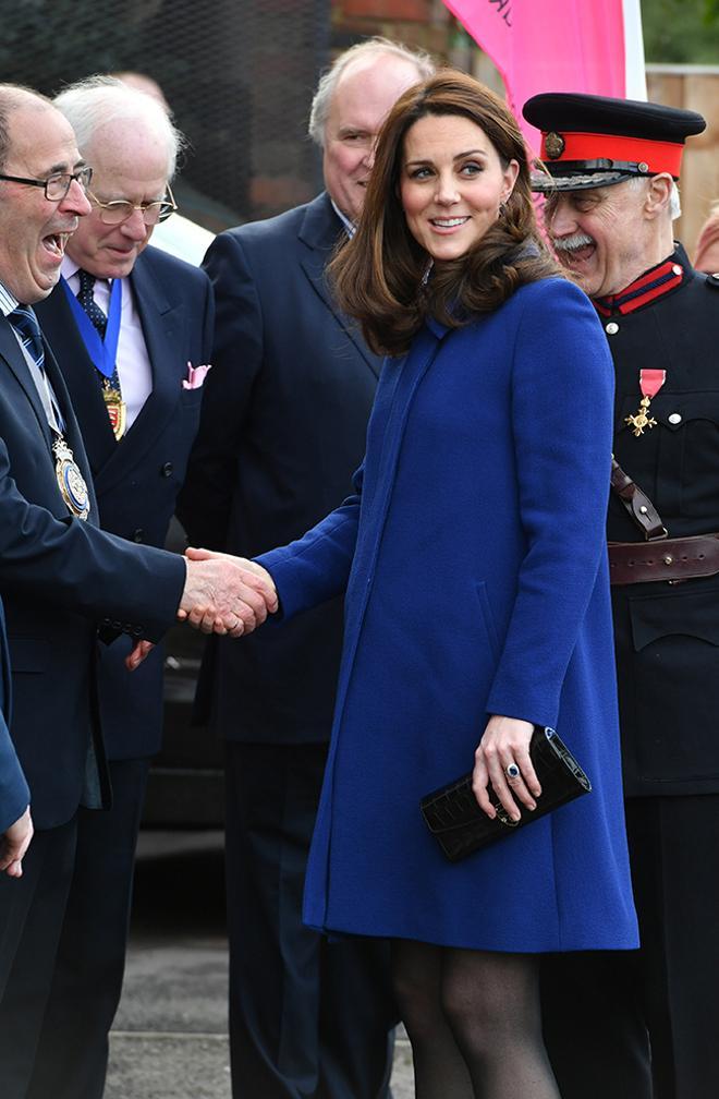 La duquesa de Cambridge con abrigo azul en Essex