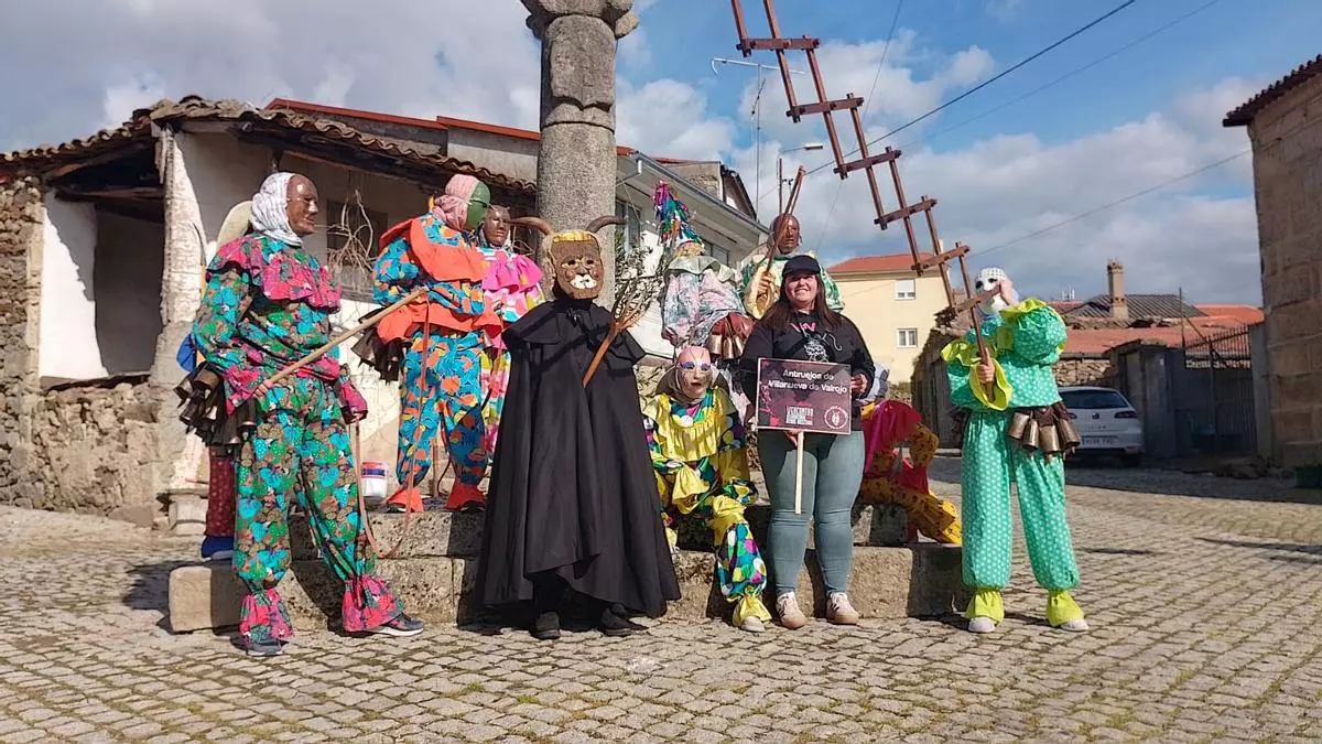 Las máscaras de invierno llenan de color la primavera en "La Raya"