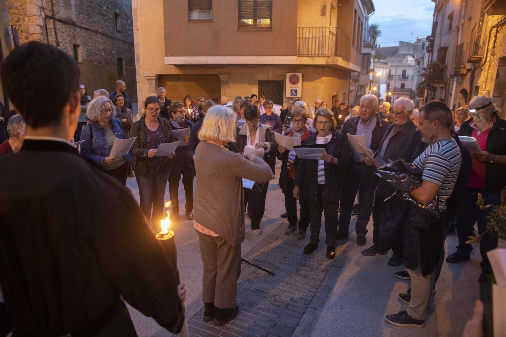 Peralada treu al Sant Crist Negre en processó invocant la pluja