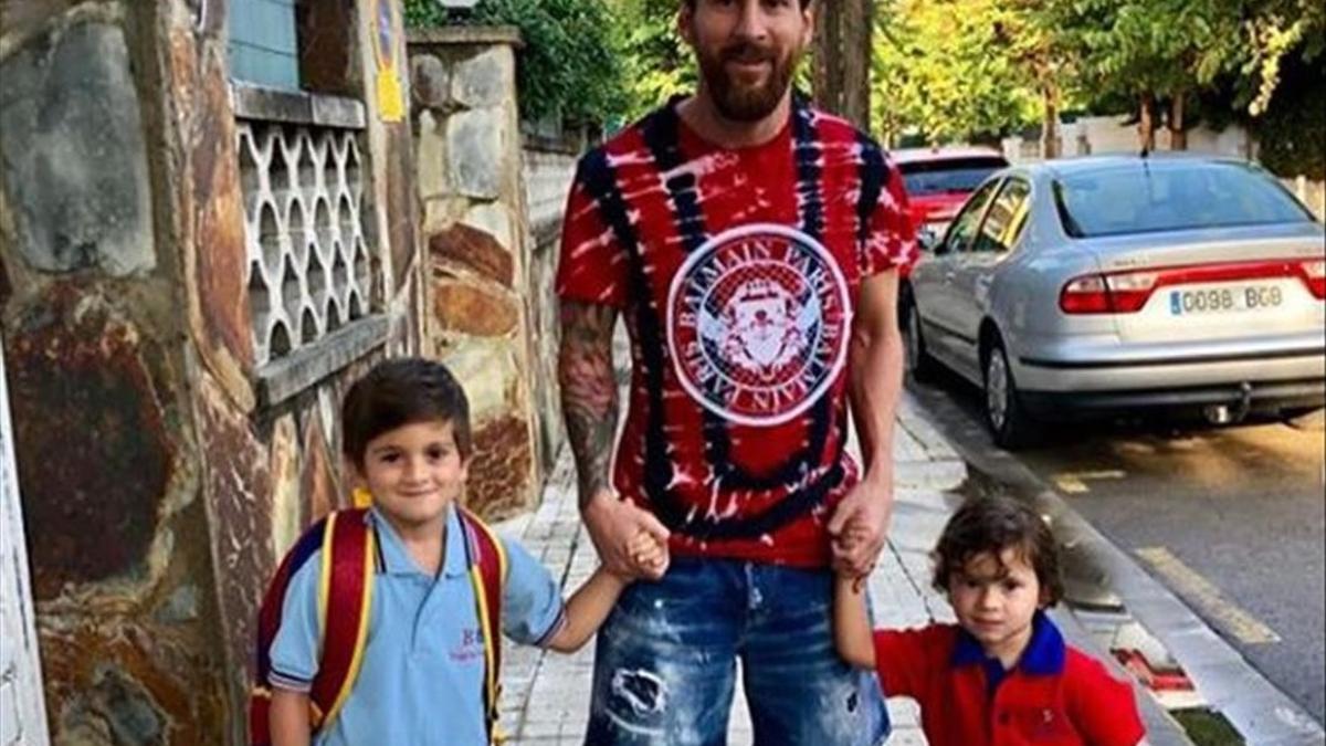 Messi acompaña a sus hijos mayores en su primer día de colegio