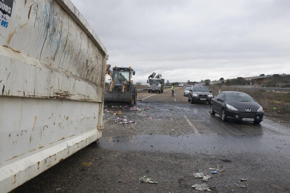 Un camión cargado de zumos arde en la autovía