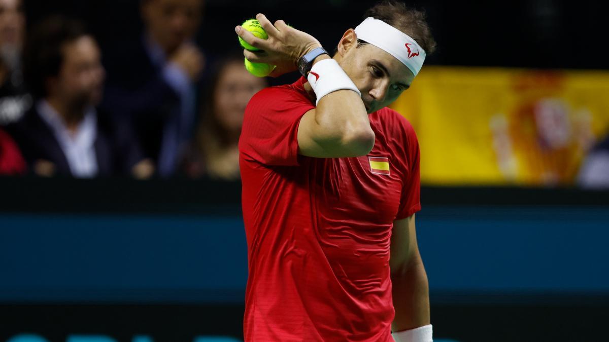 El tenista español Rafael Nadal durante el partido contra Botic Van de Zandschulp, en los cuartos de final que abren los equipos de España y Países Bajos, este martes en Málaga, en el Palacio de los Deportes José María Martín Carpena.EFE/Jorge Zapata