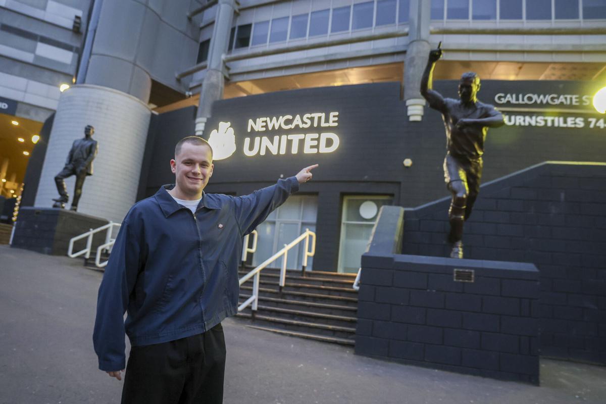Raff Lindale, de Hayters TV, junto a las estatuas de Alan Shearer y Bobby Robson en el exterior de St. James' Park