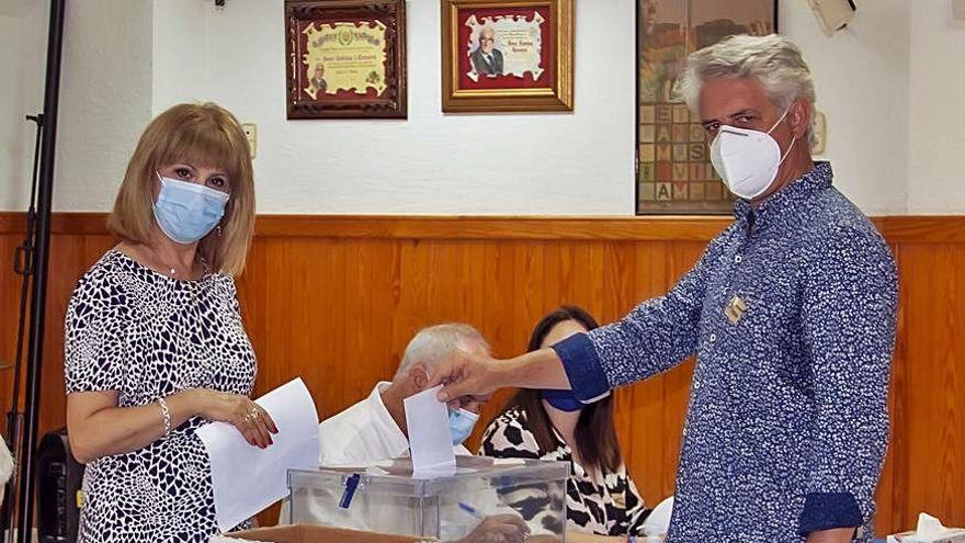 Pere Manuel en el momento en que introducía su voto en la urna.