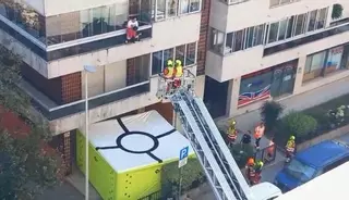 Desgarradoras imágenes de un intento de suicidio desde un 2º piso en Vigo con despliegue de las fuerzas del orden