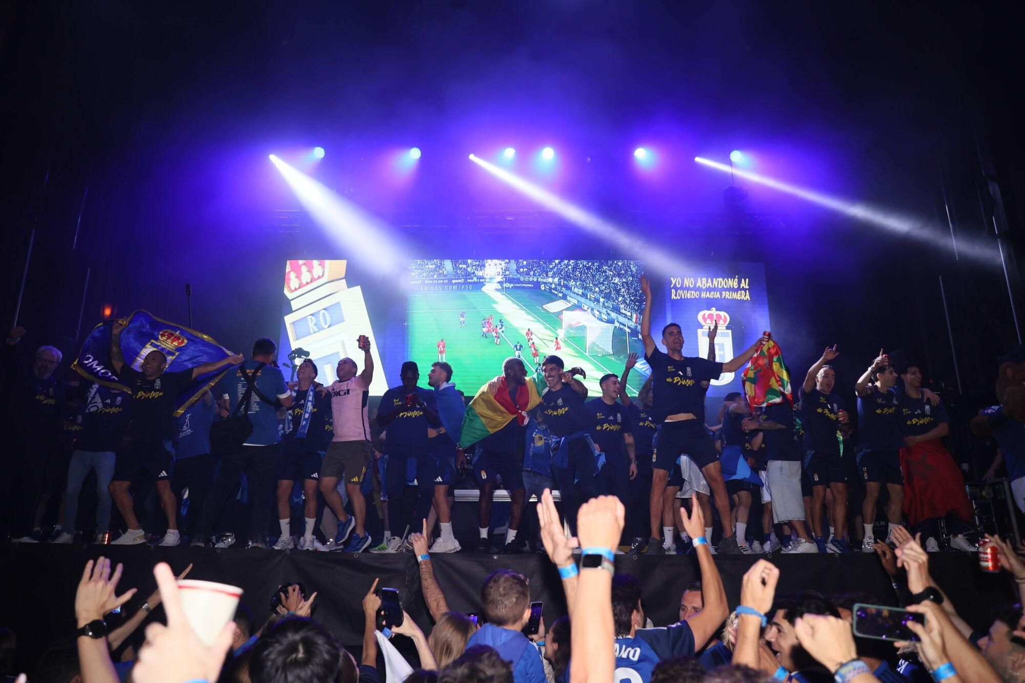 Así se celebró el ascenso del Oviedo a Primera: la afición estalla en una noche histórica