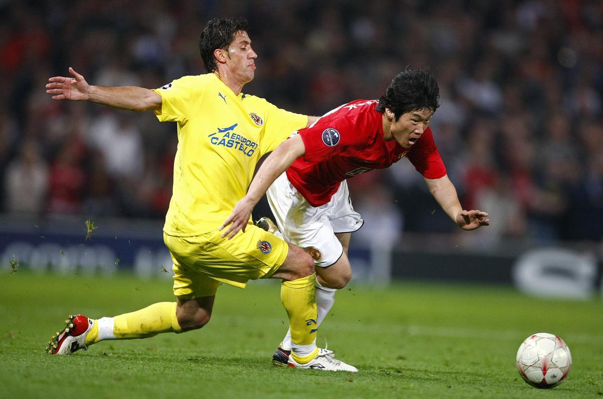 Capdevila pugna con Kagawa, del Manchester United, durante su etapa en Villarreal.