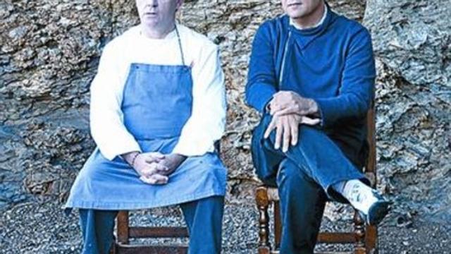 Imagen de El Bulli tomada desde la orilla de Cala Montjoi. A la derecha, Ferran Adrià y el arquitecto Enric Ruiz Geli.