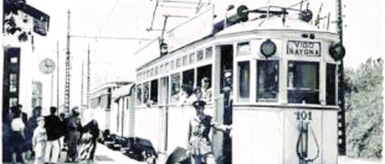 Arriba, imagen del tranvía entre Vigo y Baiona. A la izquierda, la estación de Canido en Coruxo. // FdV