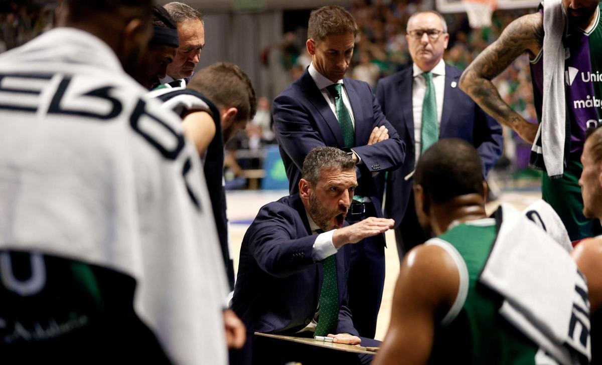 Ibón Navarro dando instrucciones a sus jugadores durante un tiempo muerto