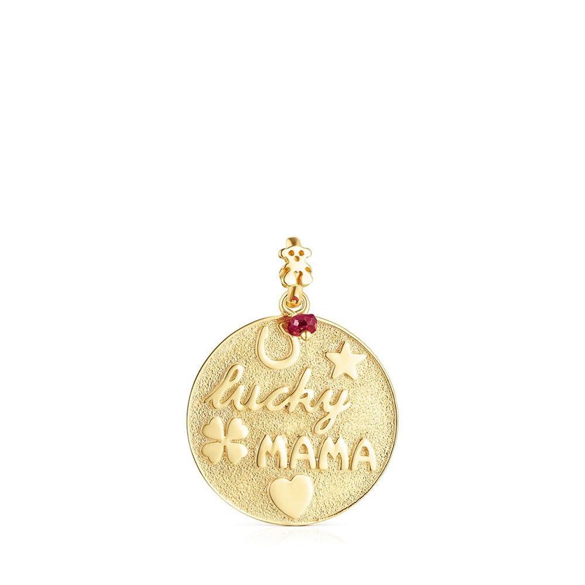 Colgante TOUS Good Vibes Mama dorado y con un rubí. (Precio: 130 euros. Precio rebajado: 110 euros)