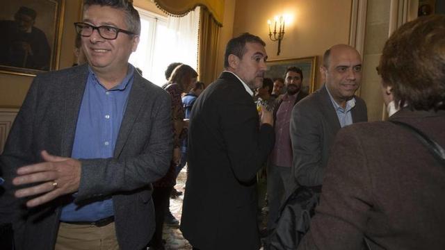 En los extremos, el edil de Seguridad, Fernando Marcos,(izda) y el alcalde, Gabriel Echávarri. En el centro, el jefe del Gabinete del regidor, Lalo Díez, en una foto reciente.