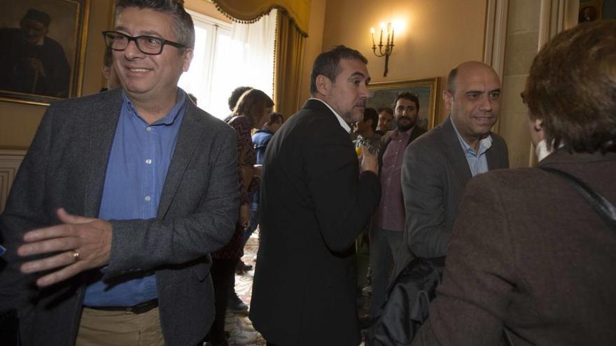 En los extremos, el edil de Seguridad, Fernando Marcos,(izda) y el alcalde, Gabriel Echávarri. En el centro, el jefe del Gabinete del regidor, Lalo Díez, en una foto reciente.