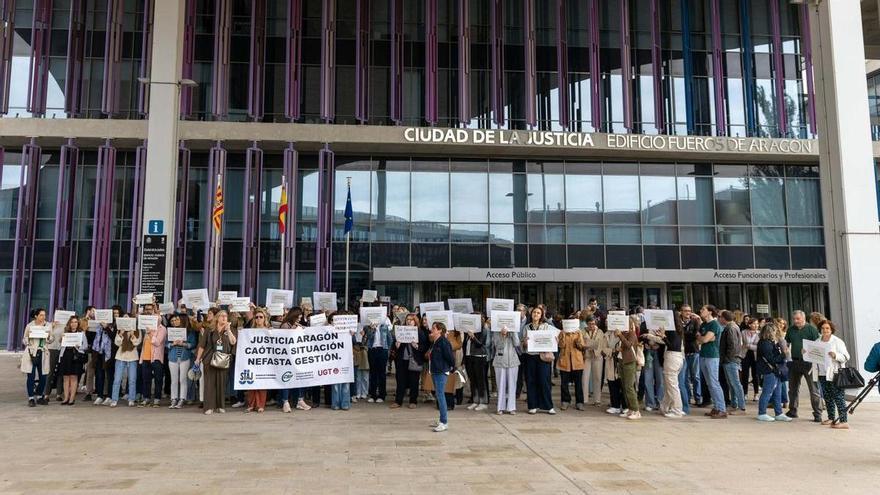 Unos 100 funcionarios protestan en Zaragoza por la "nefasta gestión" de la nueva Oficina Judicial