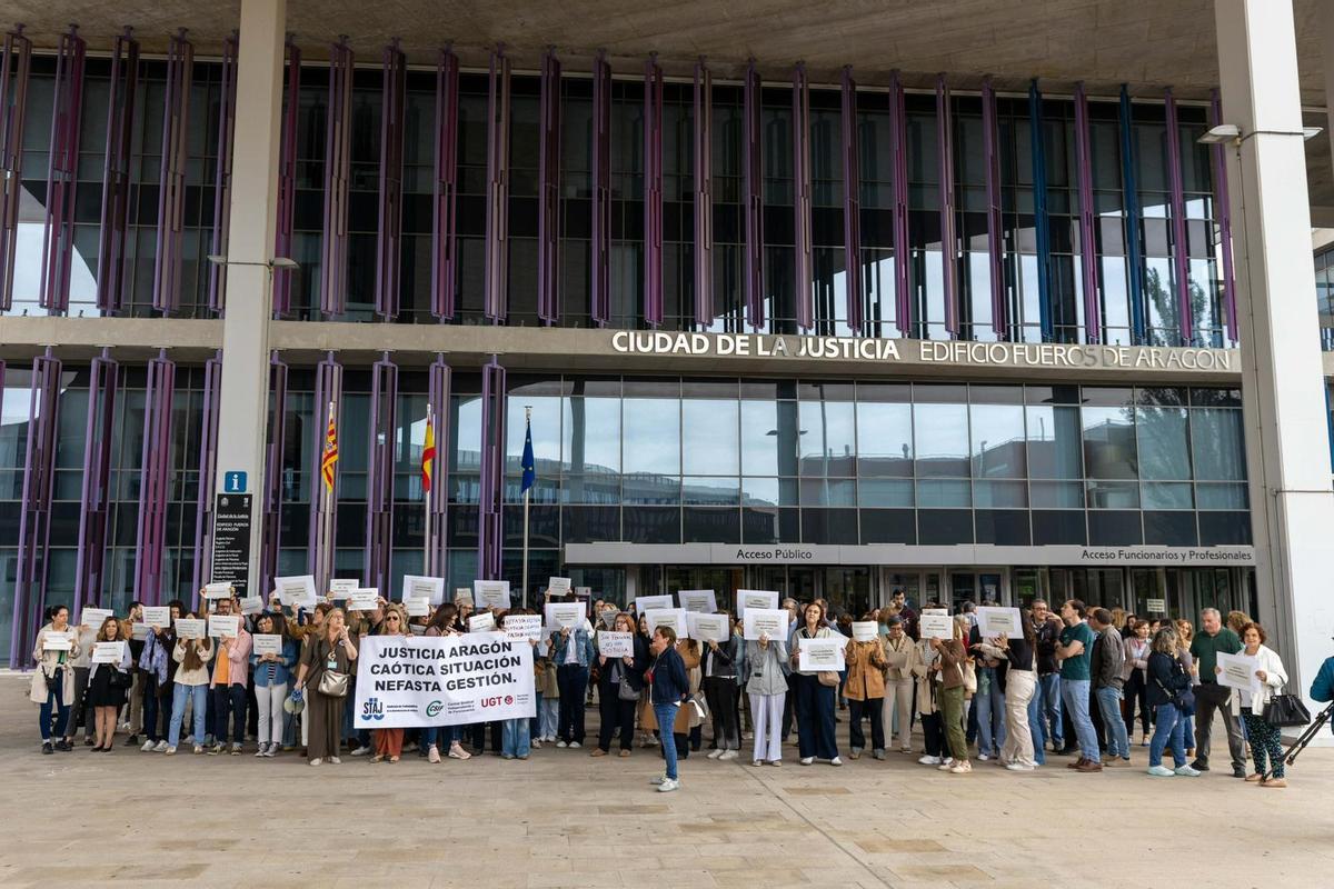 Unos cien funcionarios de la Administración de Justicia se han concentrado este miércoles en la Ciudad de la Justicia.