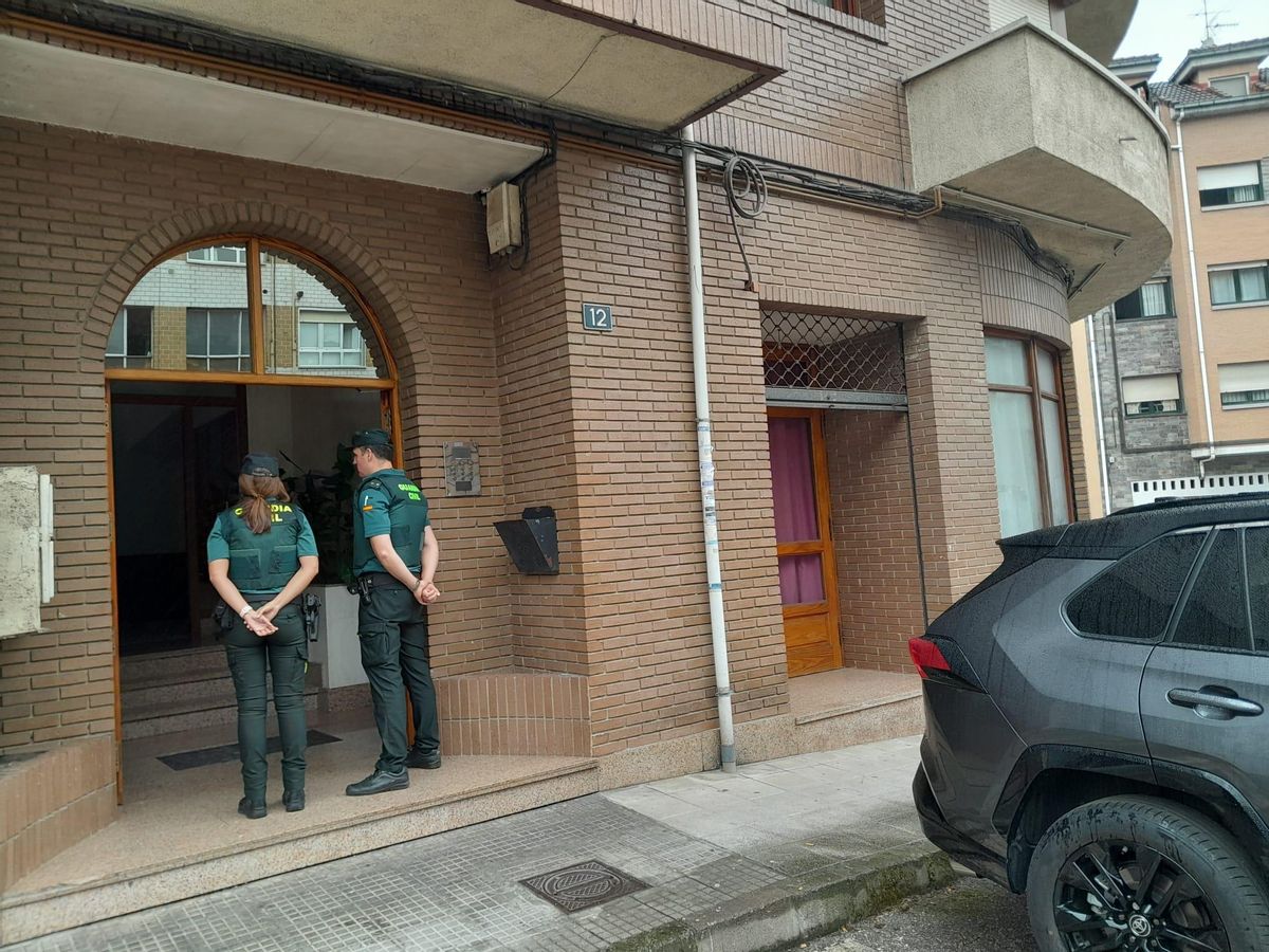 La Guardia Civil, en la vivienda donde se ha producido el crimen.