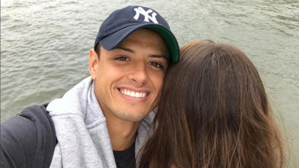 Chicharito y su chica