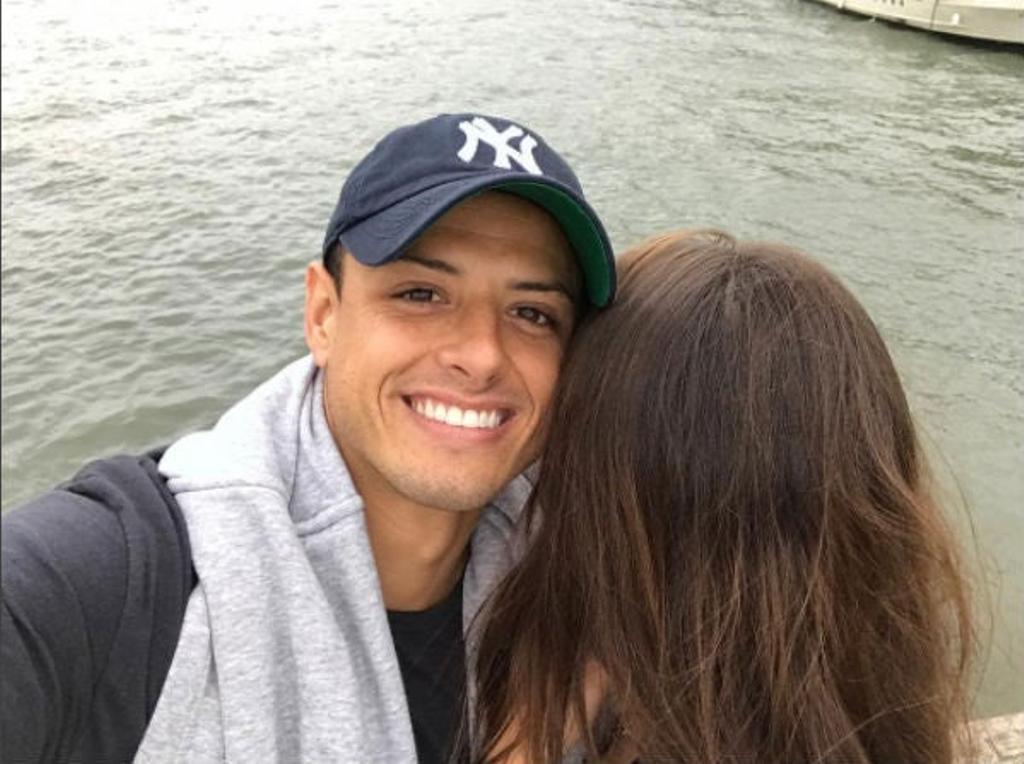 Chicharito y su chica