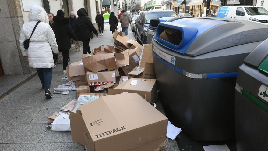 Cajas de cartón acumuladas junto a los contenedores de la basura en la calle Fonseca. |   // CARLOS PARDELLAS