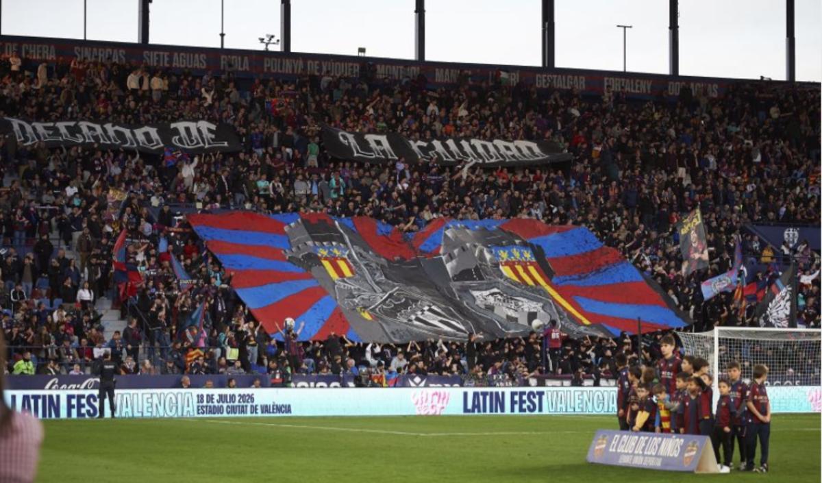 El espectacular tifo de los Levante Fans en el gran derbi ante el Valencia