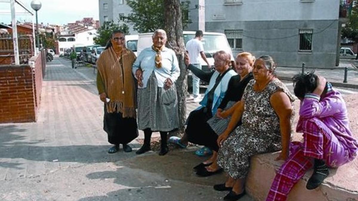 De toda la vida 8 Mercedes, Encarnación y Antonia (las tres de la izquierda), con otras vecinas, en Sant Joan.