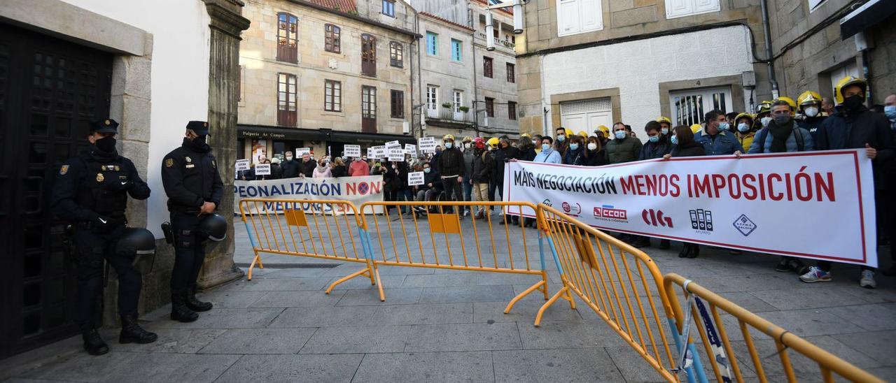Protesta a las puertas del Teatro Principal antes del Pleno de ayer. |   // GUSTAVO SANTOS
