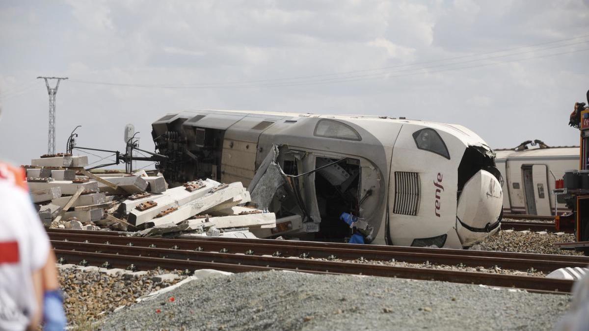 Al menos un fallecido y 40 personas atrapadas tras descarrilar el tren en Zamora