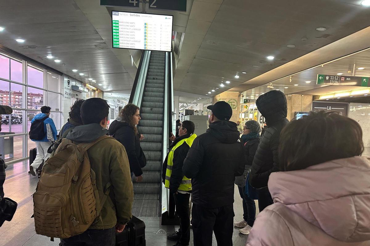 Alguns trens previstos no han sortit i als usuaris els costa trobar informació fiable