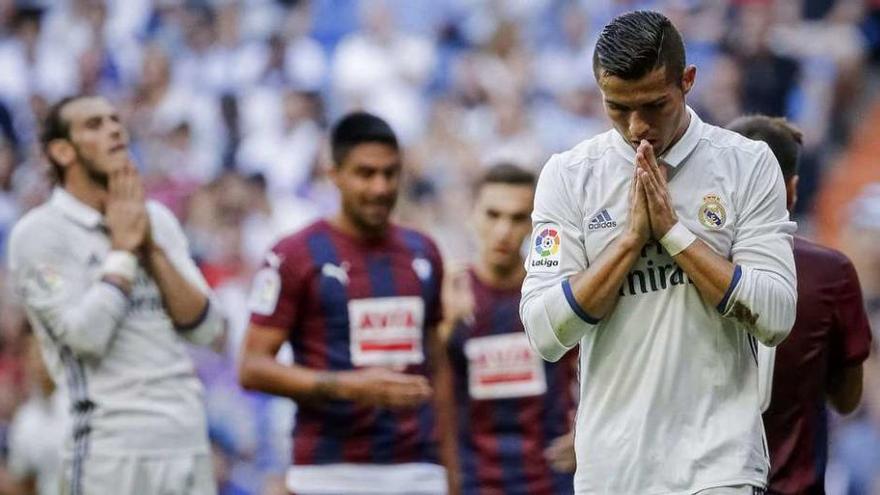 Cristiano Ronaldo se lamenta tras el empate final ante el Eibar.
