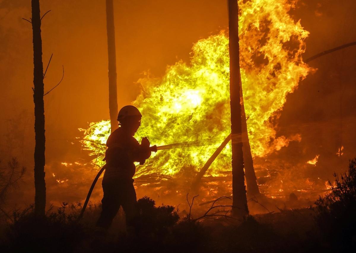 Un bombero trata de apagar el fuego en Pampilhosa da Serra.