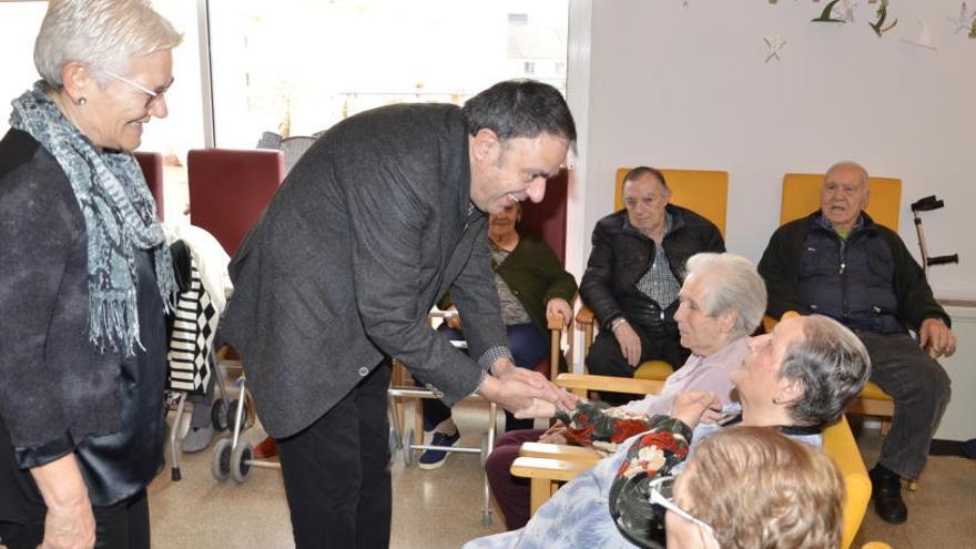 L&#039;alcalde de Manresa visita les residències amb motiu de les festes de Nadal