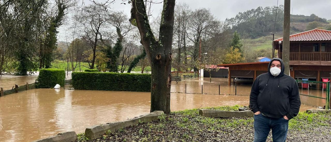 El vecino Marco Aurelio García, el pasado miércoles, en la zona inundada de La Figarona. | I.G.