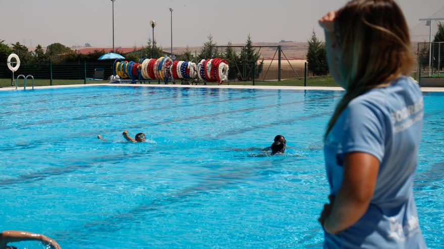 Una mujer en estado crítico tras ser rescatada en la piscina de Cáceres el Viejo