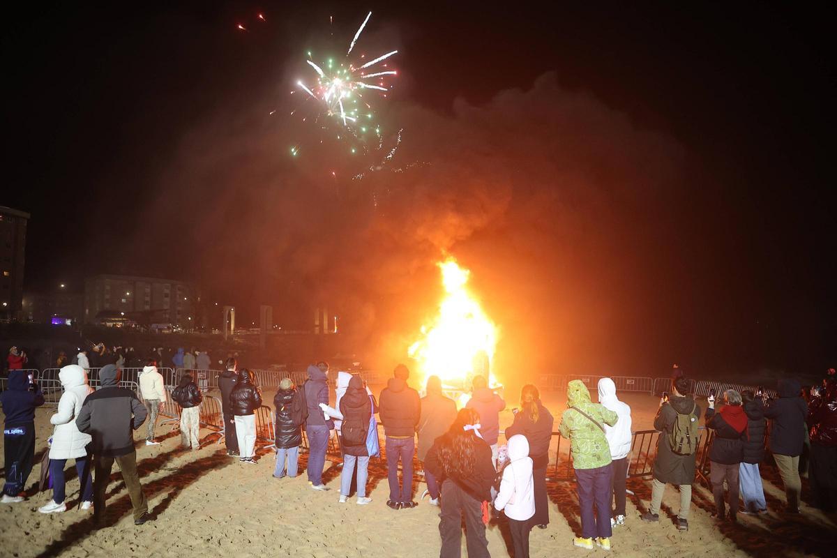 A Coruña llora el fin del Entroido en el entierro de la sardina