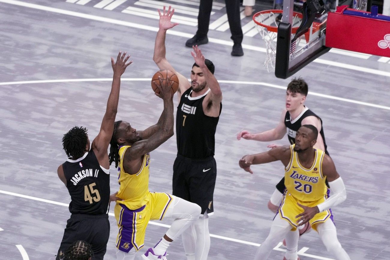 Discreta actuación de Santi Aldama ante los Lakers