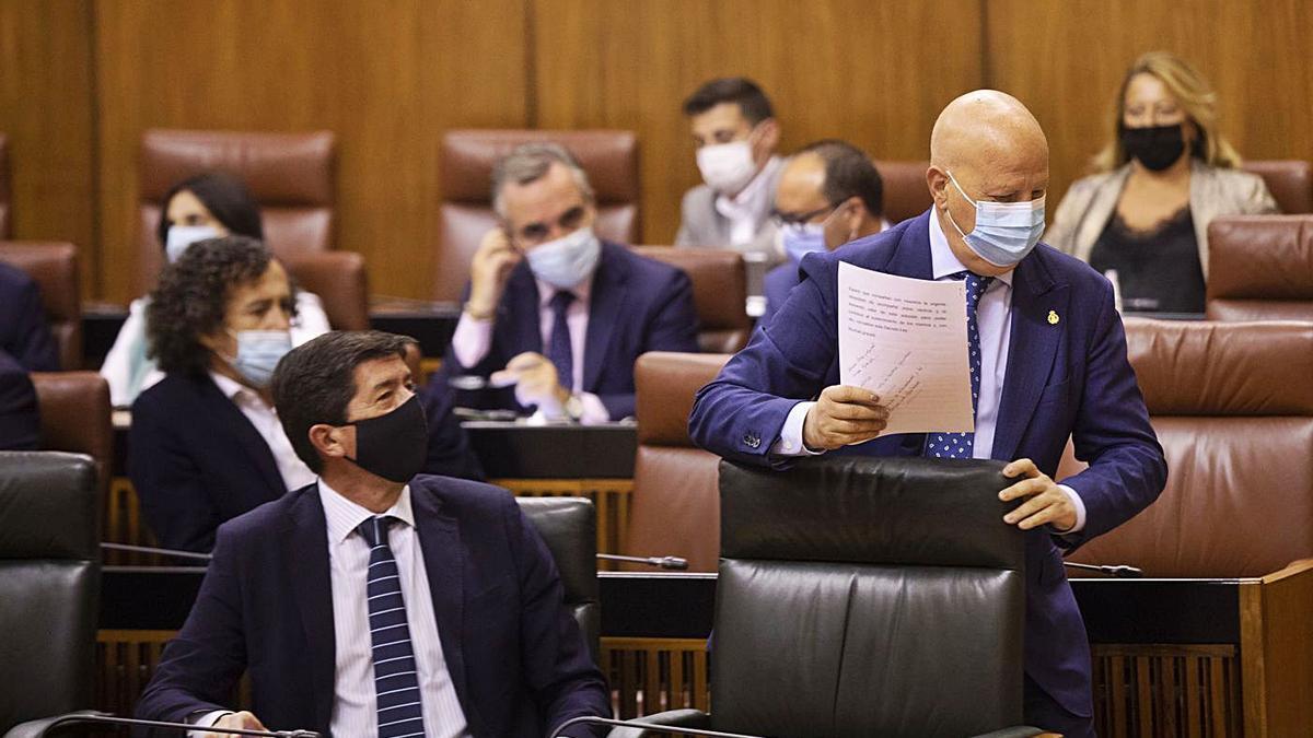 Los consejeros Juan Marín y Javier Imbroda, en el pleno del Parlamento de Andalucía, este miércoles.