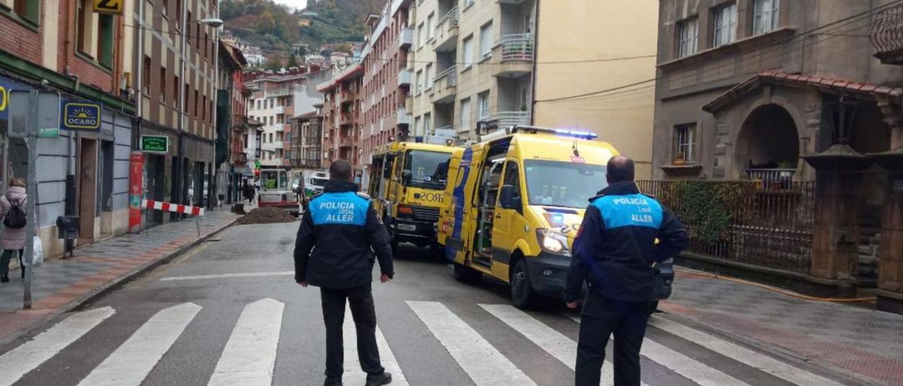 Agentes de la Policía Local y Bomberos, ayer, en el lugar de la avería. | L. C.