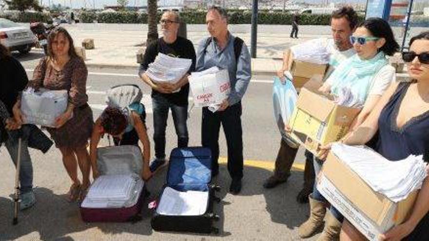 Miembros de la Alianza con fajos de alegaciones, a la puerta de la delegación insular.