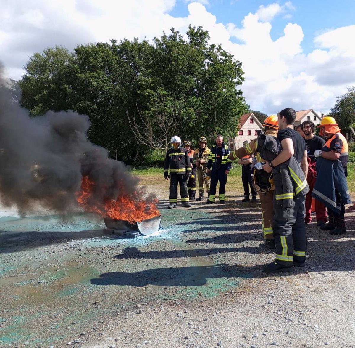 Extinción de unas llamas con extintores en el curso celebrado en A Senra. |   // FDV