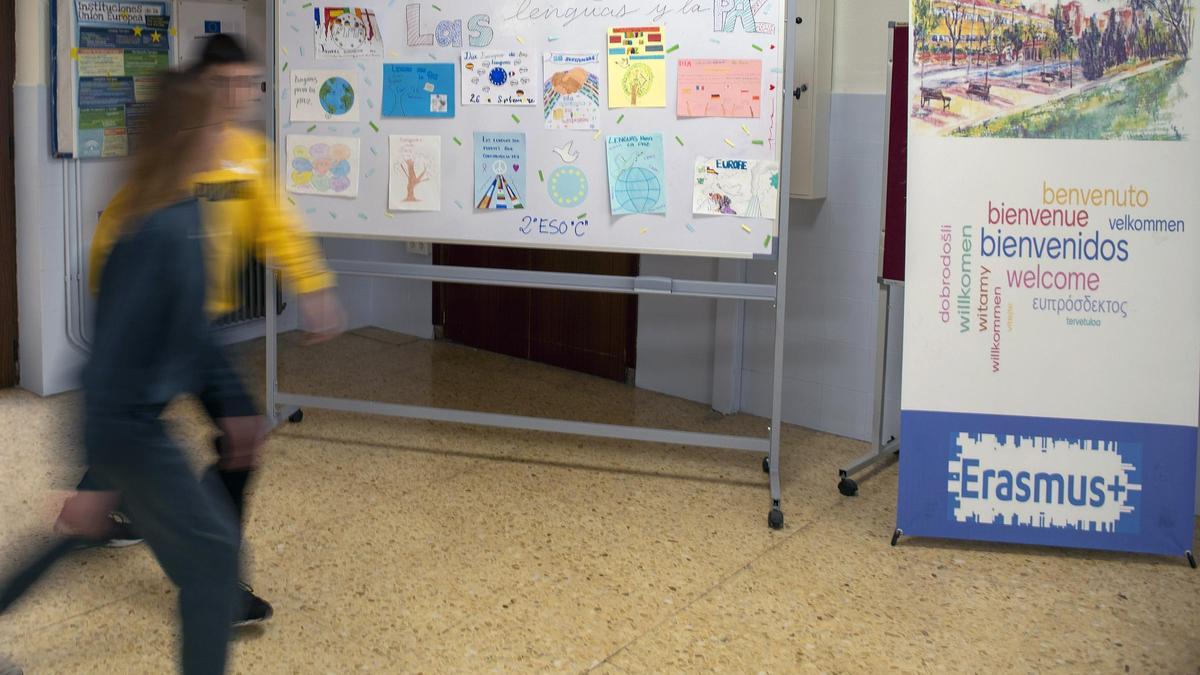 Alumnos recorren los pasillos de un instituto.