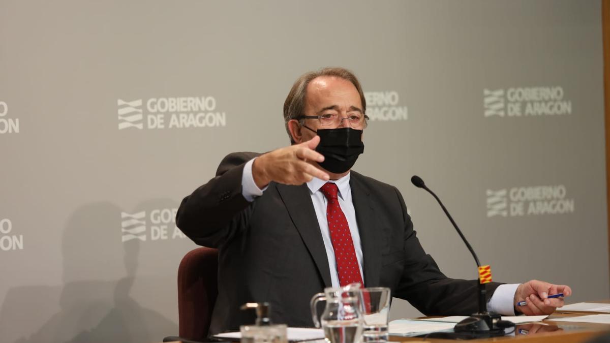 El consejero de Hacienda del Gobierno de Aragón, Carlos Pérez Anadón, comparece este martes en el Pignatelli tras el Consejo de Gobierno que ha aprobado el techo de gasto del próximo año.