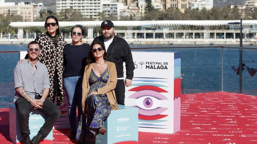 El equipo de «Zapatos rojos» (el director, sentado y con gafas de sol»), ayer en el Muelle Uno. | ÁLEX ZEA