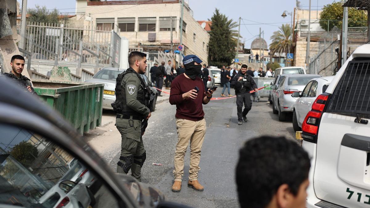 Agentes de la policía israelí cerca de la zona del atentado.