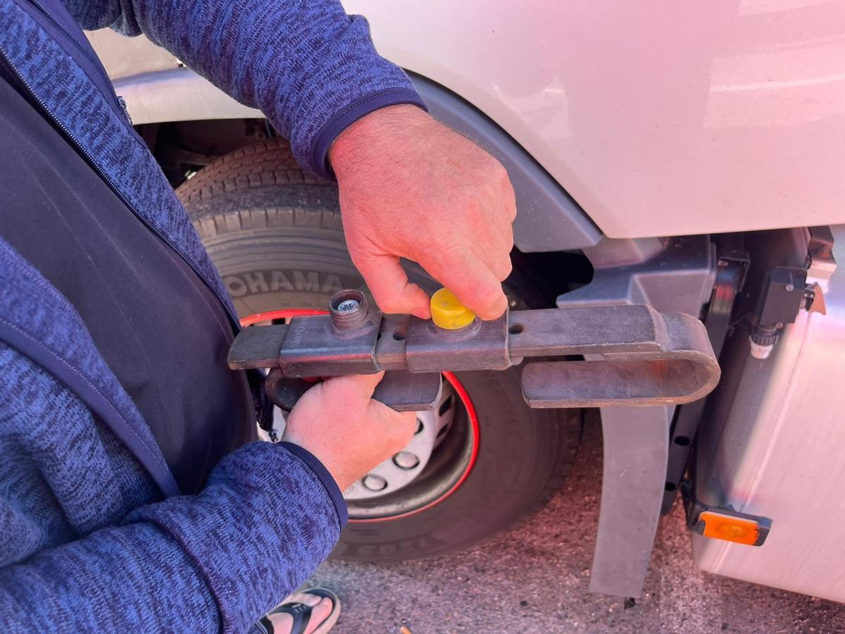 Cierre de seguridad extra para la caja del camión; tampoco funciona porque lo cortan con una radial
