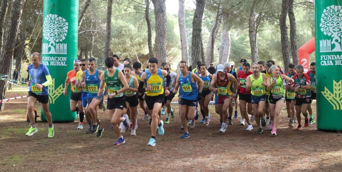 Los atletas se preparan para tomar la salida en Valorio.  | ALBA PRIETO