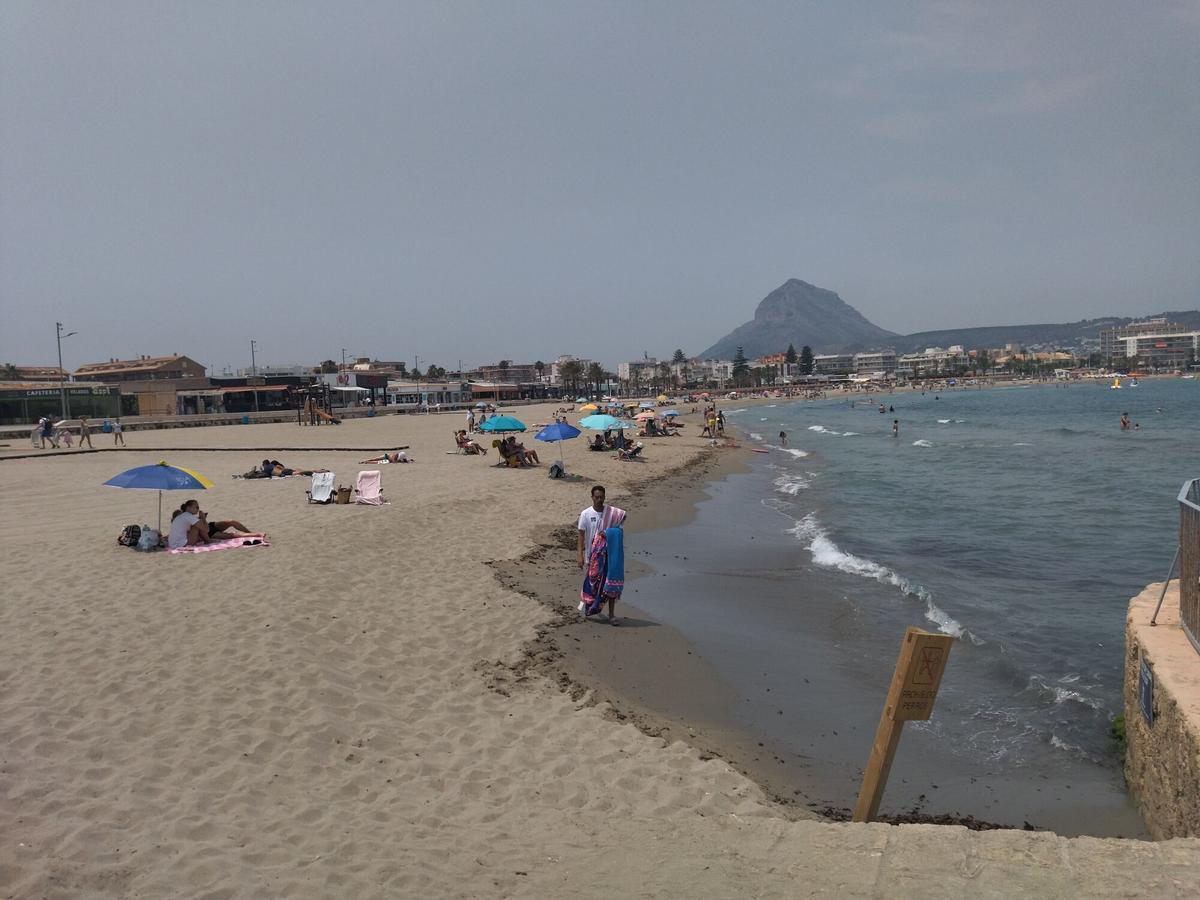 La playa de l'Arenal, en Xàbia, recupera la bandera azul que perdió.