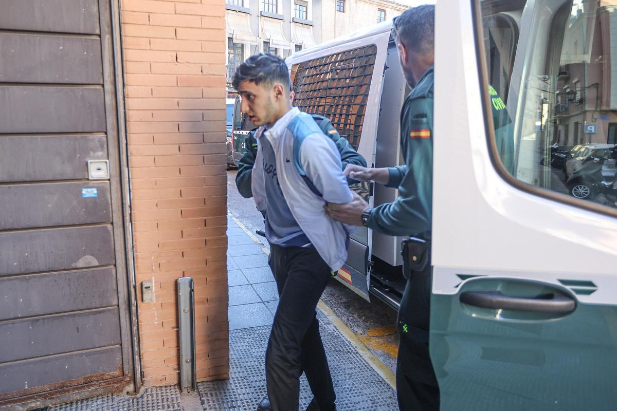 Uno de los detenidos en Alicante por la Guardia Civil al llegar a los Juzgados de Orihuela.