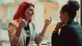 Si una persona hace este gesto cuando habla es que no está de acuerdo: "Fíjate en la posición de la mano"