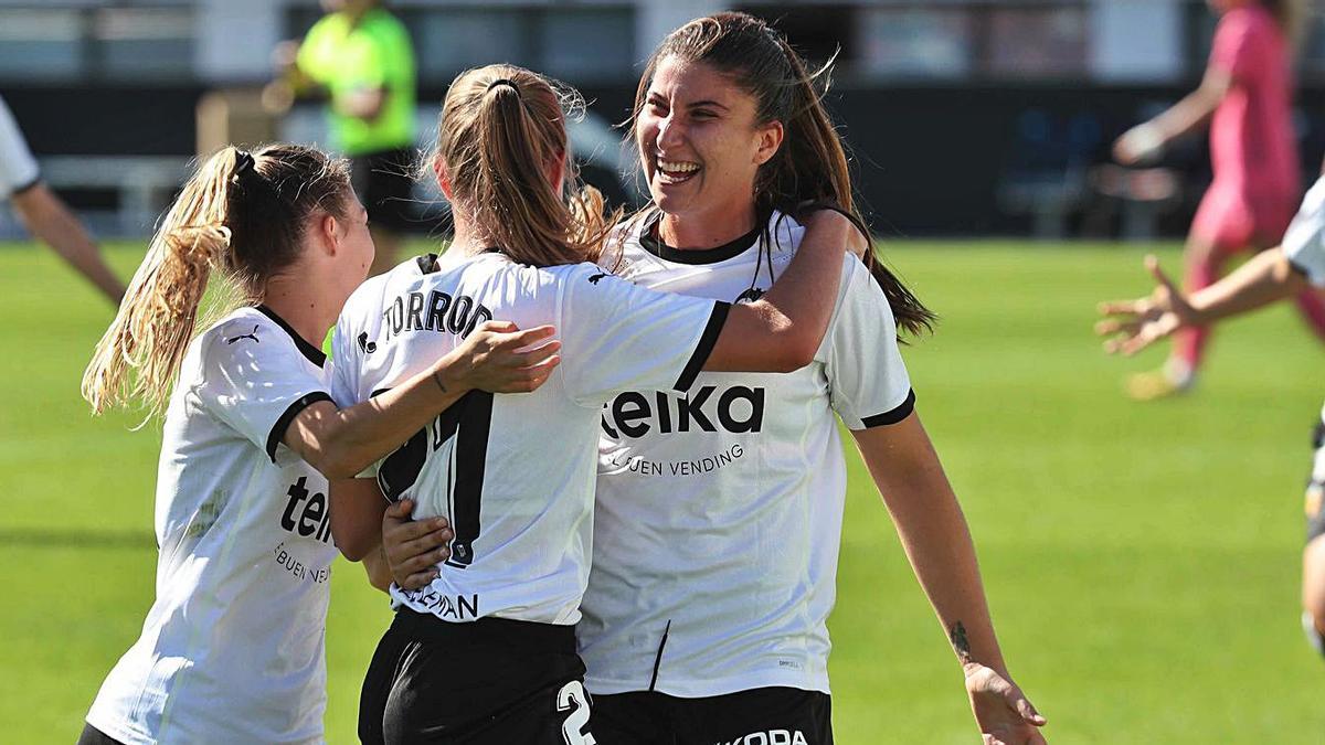 El Valencia celebra un gol en el estadio Antonio Puchades. | J.M.LÓPEZ