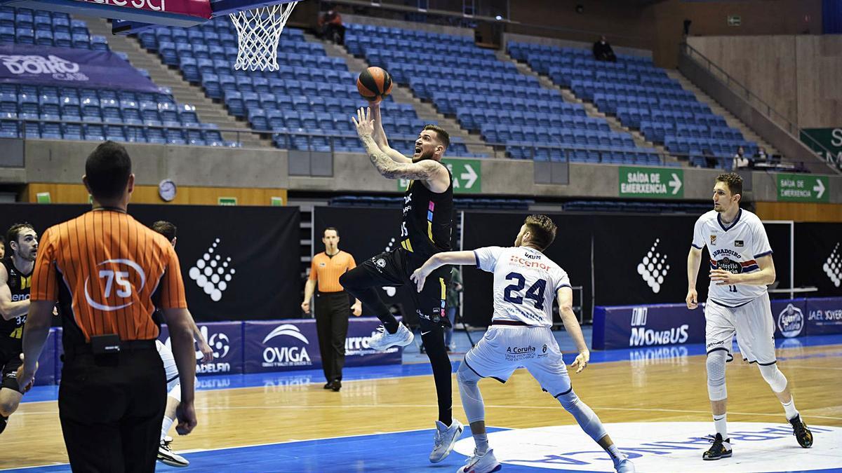 Fran Guerra se dispone a lanzar a canasta en el Obradoiro-Lenovo.